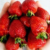 Виросте розміром з кулак: ось чим потрібно підживити полуницю навесні