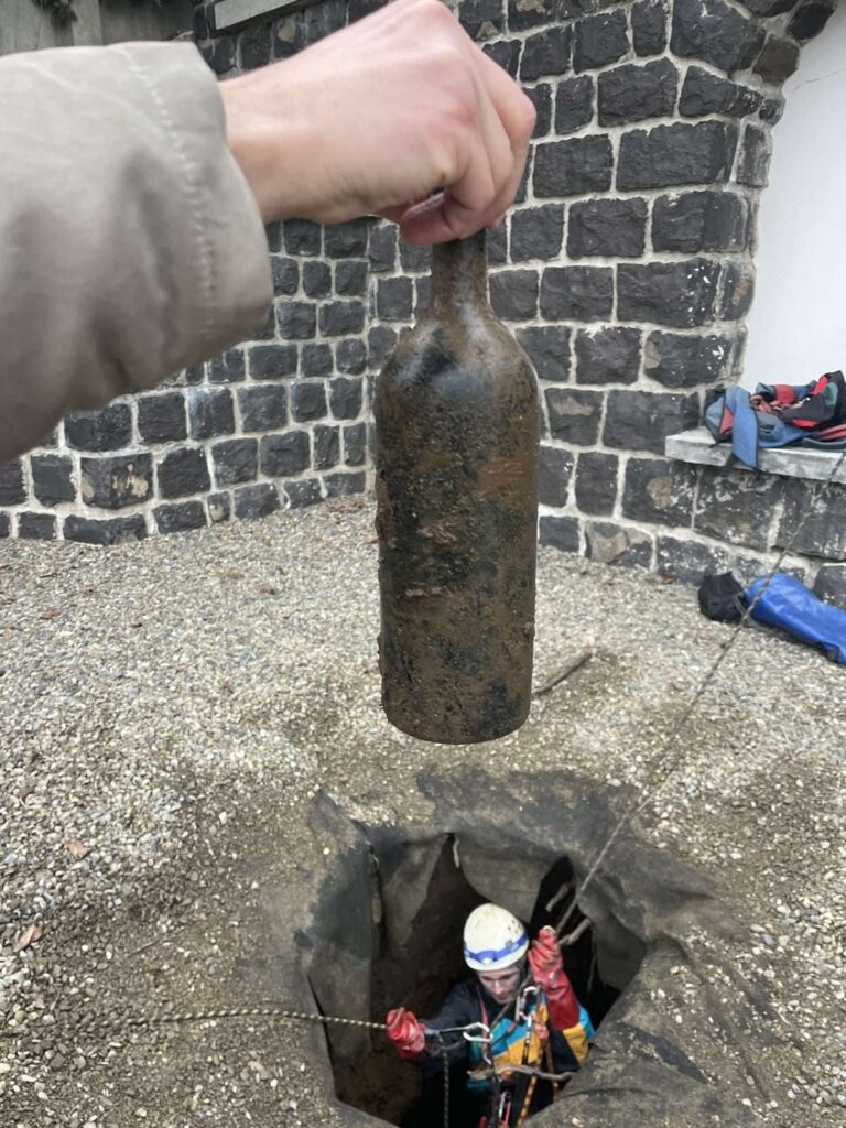 В Ужгороді під Гунгарологією знайшли старий підвал (ФОТО)