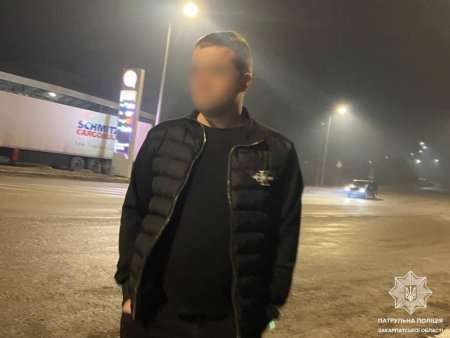 У Мукачеві затримали керманича, який порушив ПДР та намагався надати хабар