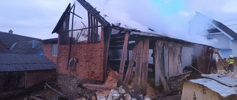 На Тячівщині рятувальники гасили пожежу в житловому будинку