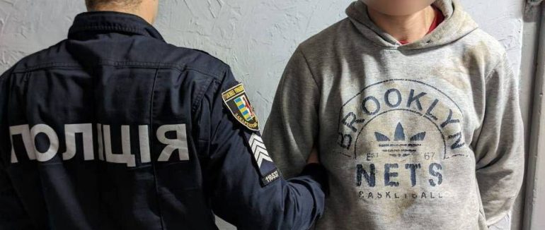 Побив та пограбував 14-річного хлопця: в Ужгороді затримали чоловіка