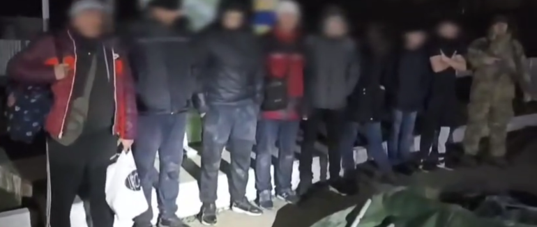 З човнами у руках: на Закарпатті прикордонники виявив за допомогою тепловізора 7 порушників