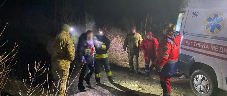 Закарпатські надзвичайники врятували з холодної води двох чоловіків