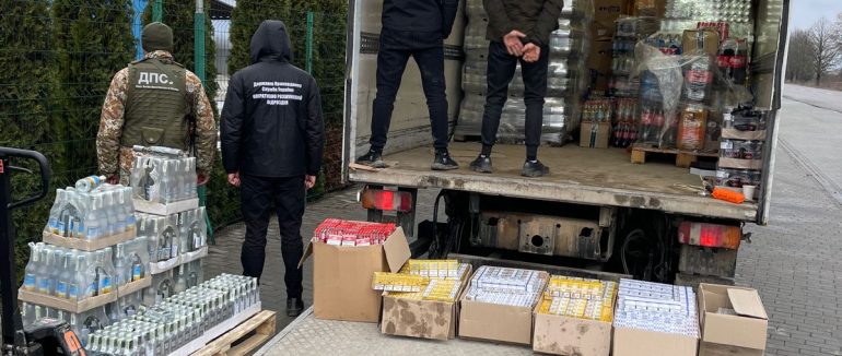 Авто з алкоголем та сигаретами зупинили прикордонники на Закарпатті