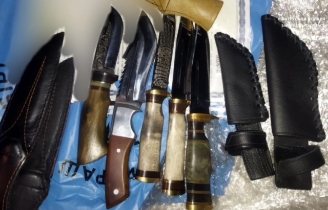 У Мукачеві у багажнику автомобіля виявили ножі