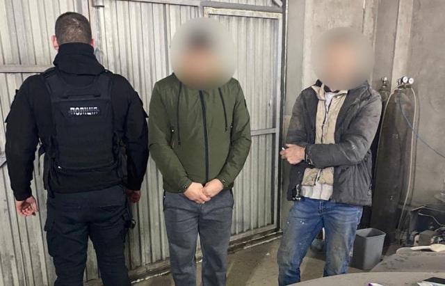 Закарпатець, який слухав галасливу музику посеред ночі, попався з марихуаною