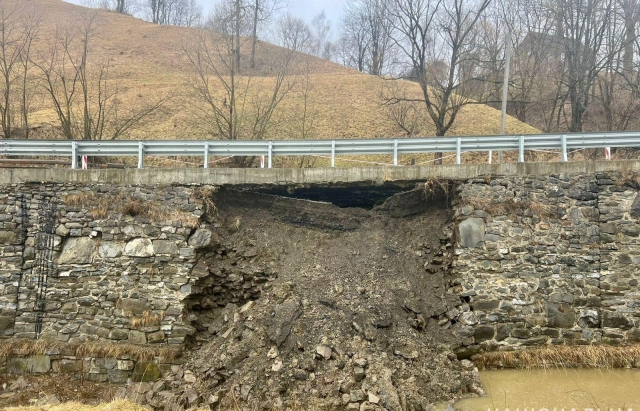 На Рахівщині стався обвал дороги, рух авто частково обмежено