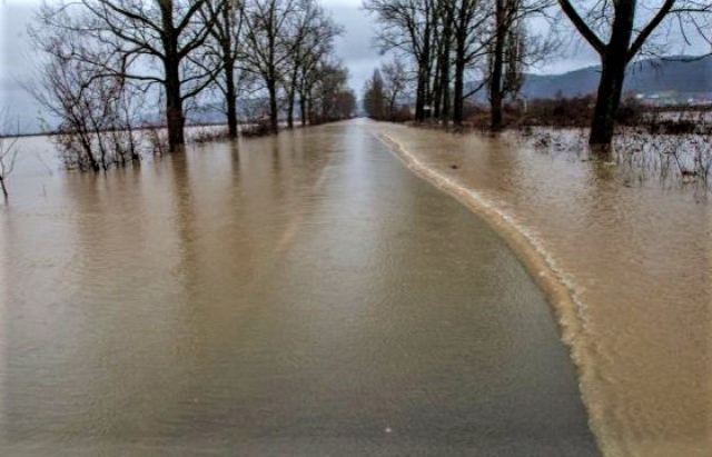 На Закарпатті через значні дощі затопило дорогу, також 4 села – без газу