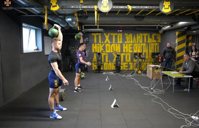 В Ужгороді мірялися силою поліція та рятувальники