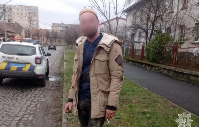 У Мукачеві затримали чоловіка, який розгулював з наркотиками