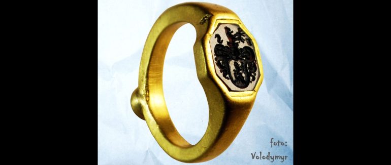 В Ужгороді знайшли перстень-печатку XVI століття із родинним гербом