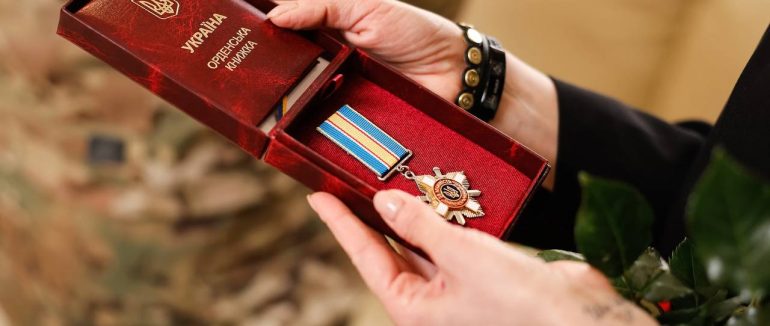 Дружині полеглого Героя Анатолія «Варвара» Тегзи вручив орден «За мужність» ІІІ ступеня (посмертно)