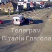 Зіткнення з швидкою: в Ужгороді легковик не пропустив карету швидкої з увімкненими проблисковими маячками