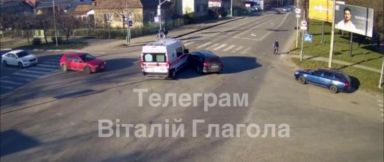 Зіткнення з швидкою: в Ужгороді легковик не пропустив карету швидкої з увімкненими проблисковими маячками