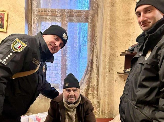 Стало зле та відмовили ноги: у Берегові поліція врятувала літнього чоловіка