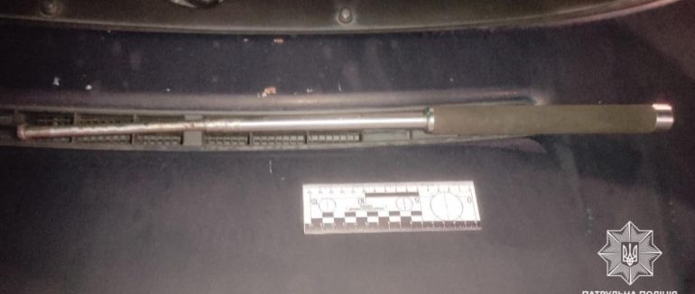 У Мукачеві затримали п’яного водія зі зброєю