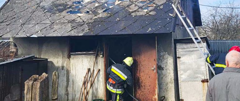 На Ужгородщині рятувальники ліквідували пожежу в надвірній споруді
