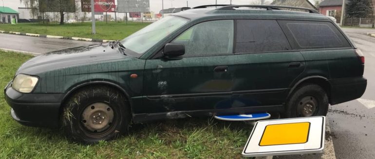 Біля Ужгорода водійка Subaru наїхала на дорожній знак