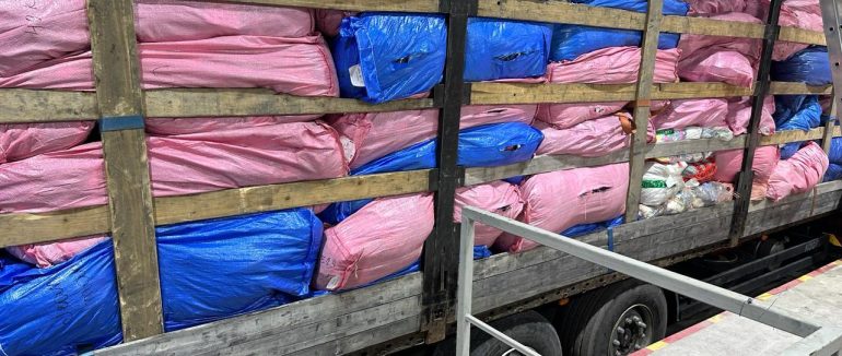 Через закарпатську митницю намагались незаконно завезти партію брендового одягу та взуття