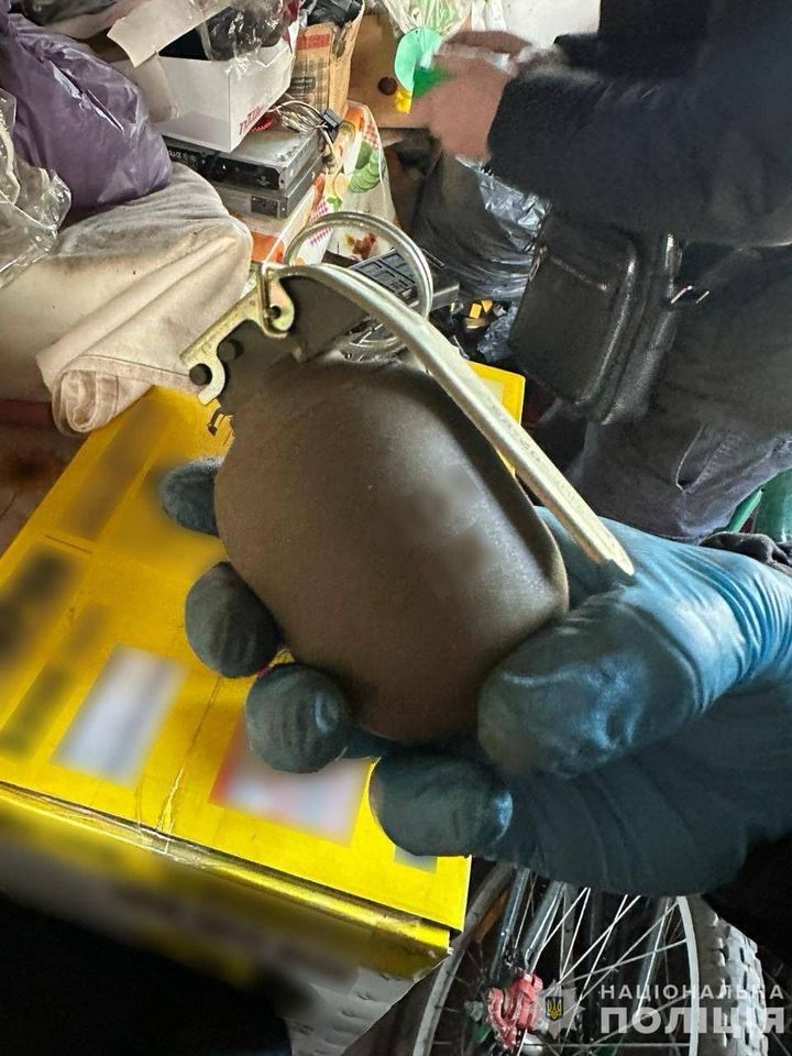 Нелегальні гранати і набої: в Хусті провели обшук у 34-річного чоловіка (ФОТО)