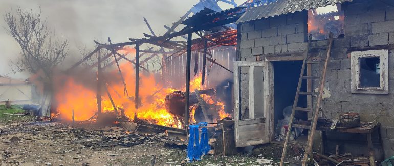 У Берегівському районі внаслідок спалювання сміття загорілася надвірна споруда