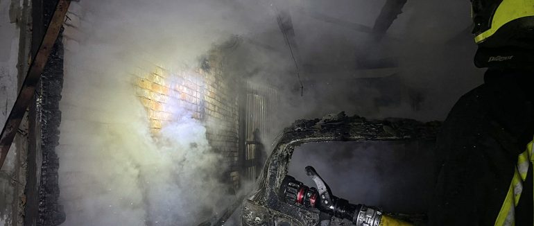 На Хустщині в пожежі згорів гараж разом із джипом