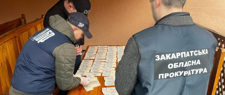 На Закарпатті затримали лісничого на одержані понад 100 тис. грн хабаря