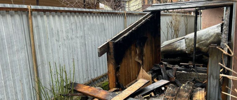 Рахівські рятувальники ліквідували пожежу у надвірній споруді