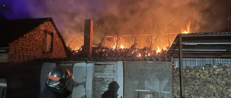 На Ужгородщині спалахнув дах літньої кухні