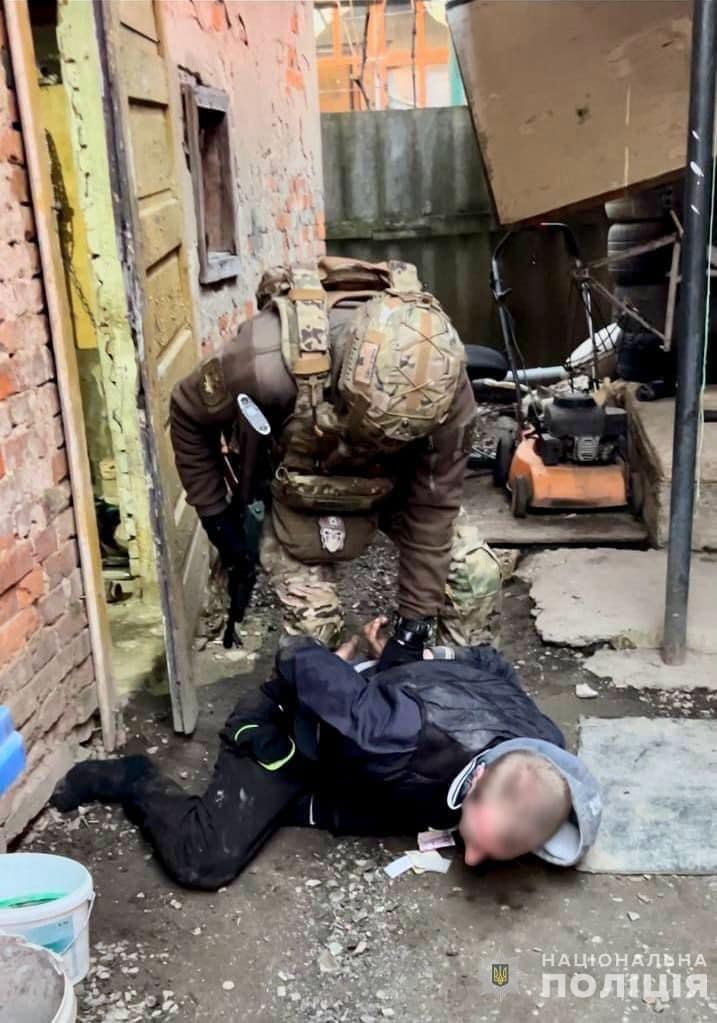 На Мукачівщині затримали раніше судимого торговця наркотиками під час зустрічі з клієнтом