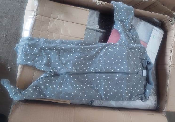 Закарпатські митники виявили у вантажівці партію новенького дитячого одягу серед секонд-хенду