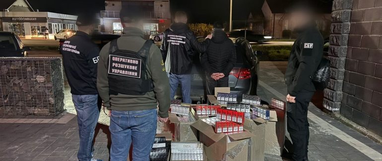 На Закарпатті в багажники “Ауді” прикордонники виявили безакцизний товар