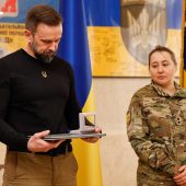 «За оборону України»: голова Закарпатської ОВА вручив відзнаку Олександру Свистуну (ФОТО)