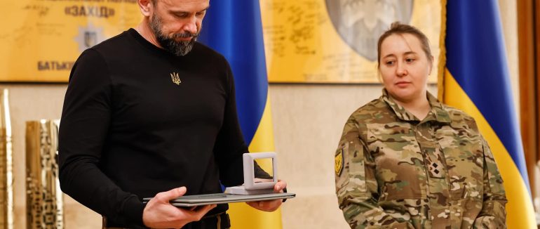 «За оборону України»: голова Закарпатської ОВА вручив відзнаку Олександру Свистуну (ФОТО)