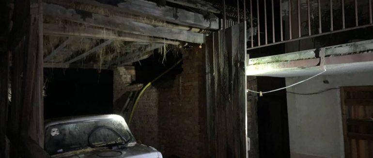 На Мукачівщині від вогню врятували дві будівлі та автівку