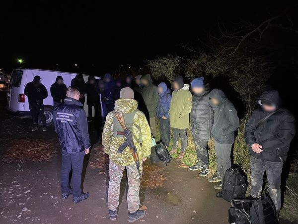 111,5 тис. доларів за переправу: на Закарпатті затримали 16 призовників із переправником