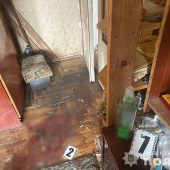 Травми під дозою алкоголю: в Ужгороді жінка знайшла в оселі чоловіка без ознак життя