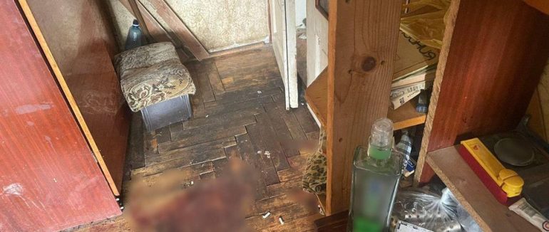 Травми під дозою алкоголю: в Ужгороді жінка знайшла в оселі чоловіка без ознак життя