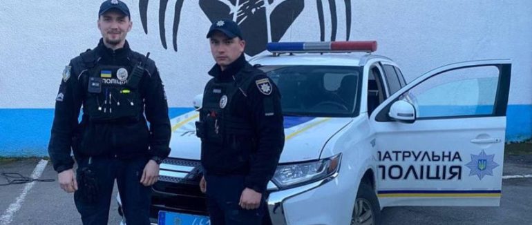 Допомога від патрульних: в Ужгороді поліцейські врятували жінку
