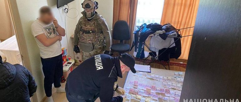 Поліція Ужгородщини затримала групу наркоторговців: у зловмисників вилучили партію «товару» та боєприпаси