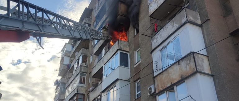 Чоловік з балкона кричав на допомогу: в Ужгороді горіла квартира у багатоповерхівці