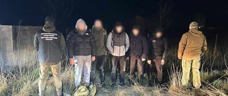 У підніжі карпат прикордонники затримали дві піші групи “туристів”