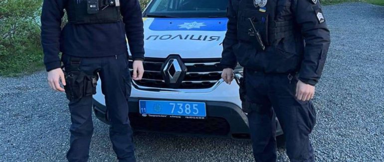 У Мукачеві патрульні допомогли чоловіку, якому стало зле