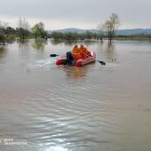 Порятунок вівчаря: чоловік зачтряг просто посеред річки