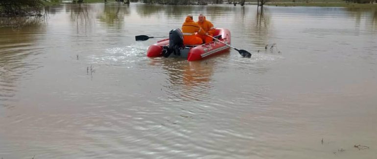 Порятунок вівчаря: чоловік зачтряг просто посеред річки