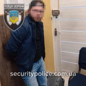 Оперативно запобігли крадіжці: поліцейські охорони Закарпаття затримали чоловік
