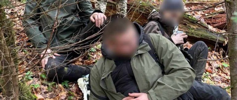 Зголодніли, змокли та замерзли: на Закарпатті затримали трьох “альпіністів”