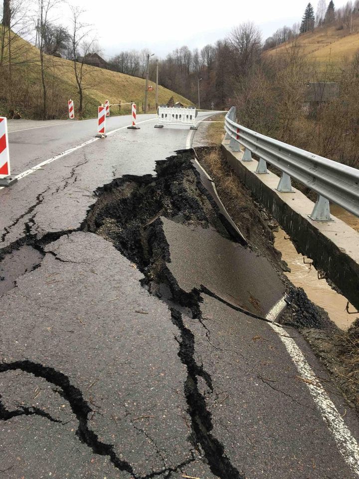 На Закарпатті через перезволоження ґрунтів зруйновано частину траси Н-09
