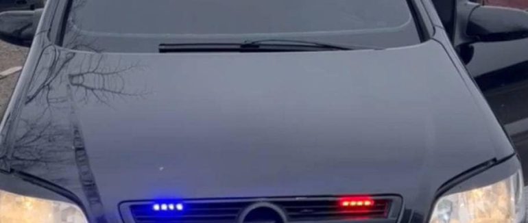 В Ужгороді виявили водія, який незаконно встановив на своє авто проблискові маячки