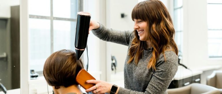 Як назвати українською “чолку”: запамʼятайте ці два слова